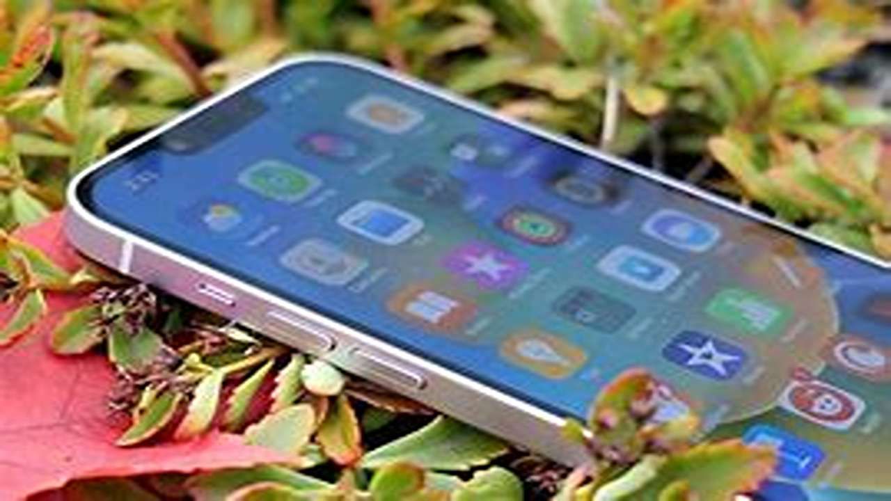 ટ્રમ્પે તાજેતરમાં ભારતમાં બનેલા આઇફોન પર પણ 25 % ટેરિફ લાદવાની વાત કરી છે, પરંતુ તેની અસર હજુ સુધી બજારમાં દેખાઈ રહી નથી. તાજેતરમાં, એપલના સીઈઓ ટિમ કૂકે કહ્યું હતું કે જૂન ક્વાર્ટરમાં અમેરિકામાં વેચાનારા આઇફોન ભારતમાં બનાવવામાં આવશે.