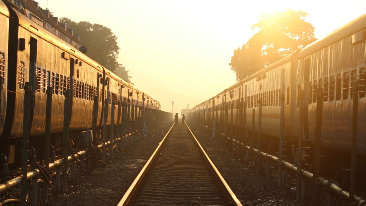 ઘણીવાર જોવા મળે છે કે ડીઝલ એન્જિન કલાકો સુધી એક જગ્યાએ ઊભા રહેવા છતાં પણ બંધ કરવામાં આવતા નથી. મોટાં ભાગે લોકો માનતા હોય છે કે એવા એન્જિનને ફરીથી ચાલુ કરવા માટે ઘણું ડીઝલ વાપરવું પડે છે, તેથી એ તાત્કાલિક બંધ ન કરીને ચાલુ જ રાખવામાં આવે છે. જોકે, હકીકતમાં આ માન્યતા સંપૂર્ણપણે સાચી નથી. (Credits: - Canva)