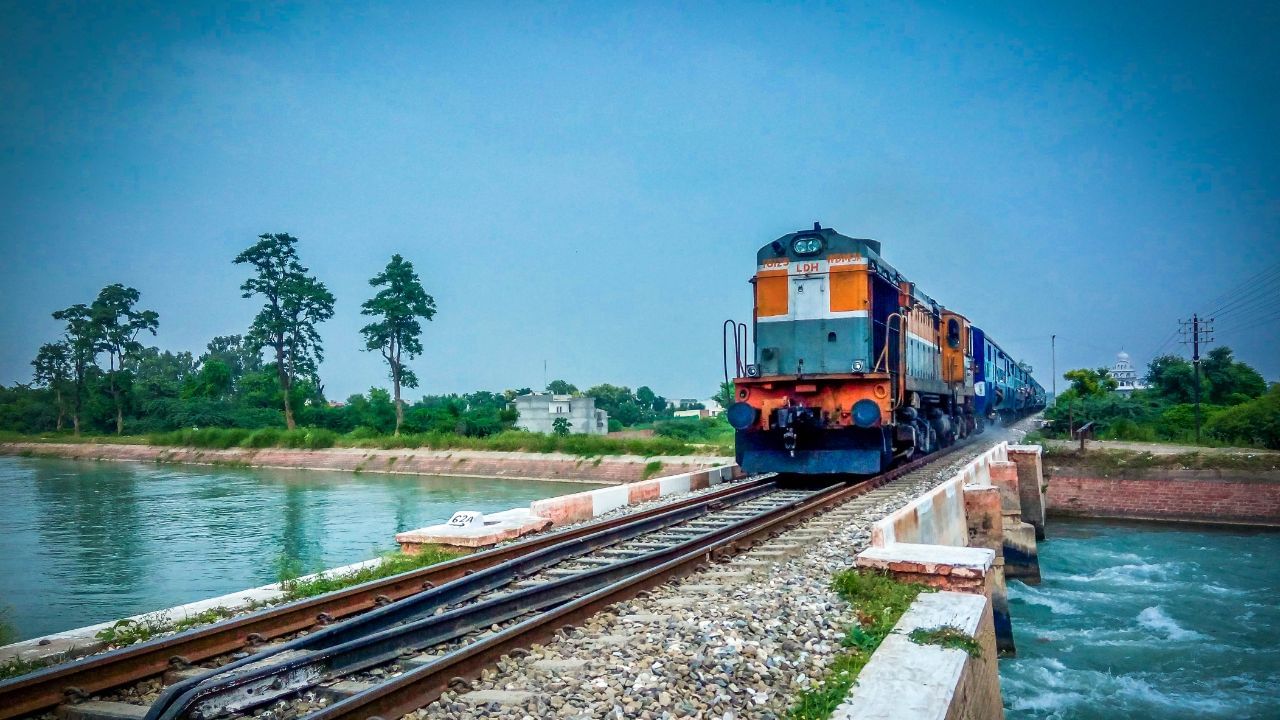 બીજું કારણ એ છે કે ડીઝલ એન્જિનને સંપૂર્ણ રીતે ચાલુ સ્થિતિમાં લાવતાં સાધારણ રીતે 20 થી 25 મિનિટનો સમય લાગી જાય છે. તેથી, ડીઝલ એન્જિન બંધ કરવાને બદલે તેને ચાલુ જ રાખવાનું વધુ યોગ્ય માનવામાં આવે છે. (Credits: - Canva)