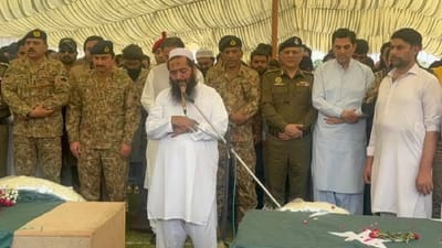 ટ્રેકટરમા ભરીને લવાયા આતંકવાદીઓના મૃતદેહ, શરમ વગરની પાકિસ્તાન આર્મીએ વહાવ્યા આંસુ