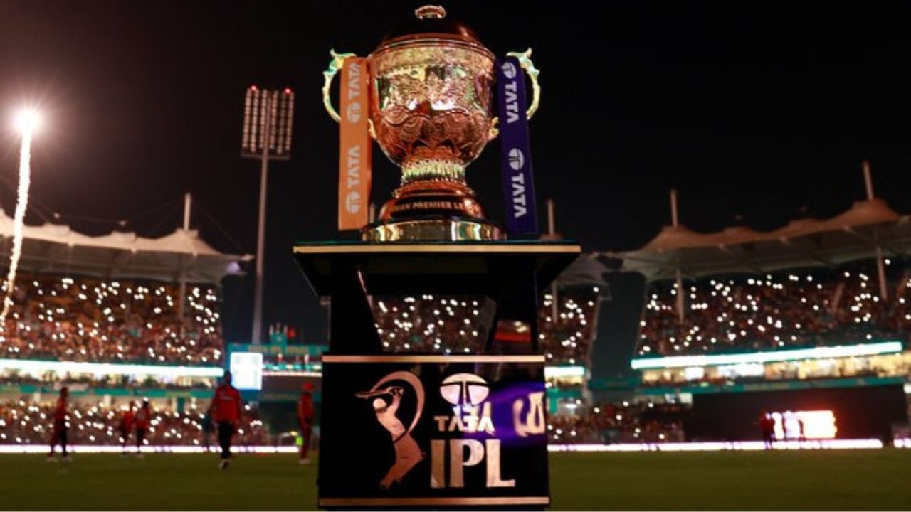 આઈપીએલમાં પર્પલ કેપ અને ઓરેન્જ કેપ જીતનારા ખેલાડીઓને પણ પ્રાઈઝમની મળે છે. જેમાં સીઝનમાં સૌથી વધારે રન બનાવનાર ખેલાડીને ઓરેન્જ કેપ તેમજ પ્રાઈઝમની તરીકે 10 લાખ રુપિયા આપવામાં આવે છે. તો સીઝનમાં સૌથી વિકેટ લેનાર ખેલાડીને પર્પલ કેપ સાથે પ્રાઈઝમની 10 લાખ રુપિયા આપવામાં આવે છે.