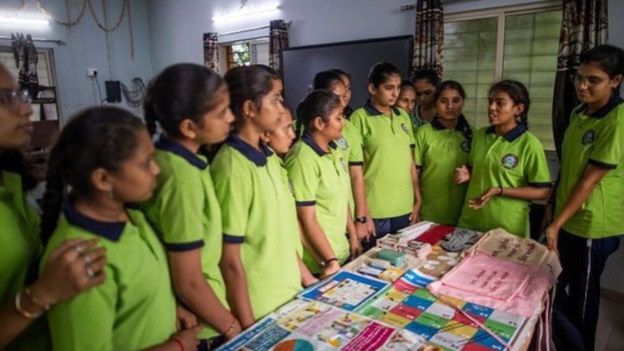  અંતે, કરીનાએ પોતાના સંદેશમાં લખ્યું, "ચાલો એક પીરિયડ્સ ફ્રેન્ડલી દુનિયા બનાવીએ. દરેક વિદ્યાર્થી માટે ખુલ્લી વાતચીત અને સલામત વાતાવરણને પ્રોત્સાહન આપવું મહત્વપૂર્ણ છે. 