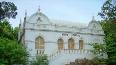 બીજી સદીમાં લખાયેલા જૂનાગઢ સ્થિત રુદ્રદમનના શિલાલેખમાં ઐતિહાસિક ઘટના તરીકે ઉલ્લેખ જોવા મળે છે. જેને કેટલાક વિદ્વાનો સમ્રાટ અશોકના “પ્રિયાદર્શી” ઉપનામ સાથે જોડે છે. આ લખાણ અરામાઇક ભાષામાં ત્રીજી સદી ઇસાપૂર્વે લખાયું હોવાનું અનુમાન છે, પરંતુ તેનો પૂરાવો પૂર્ણપણે નિશ્ચિત નથી.