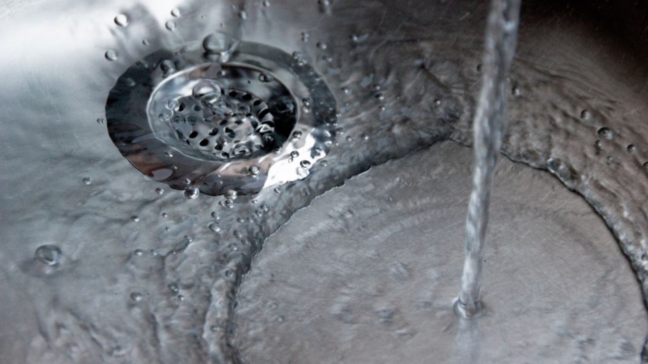 બેકિંગ સોડા અને વિનેગરનો ઉપયોગ: આ માટે તમારે સિંકમાં અડધો કપ બેકિંગ સોડા નાખવો પડશે, ત્યારબાદ અડધો કપ વિનેગર નાખો. જ્યારે આ મિશ્રણ ફીણ આવવા લાગે, ત્યારે તેને થોડીવાર માટે આમ જ રહેવા દો. થોડા સમય પછી, સિંકમાં ગરમ ​​ઉકળતું પાણી રેડો. આનાથી તમારી આખી સિંક સાફ થઈ જશે અને પાણી સરળતાથી વહેવા લાગશે.
