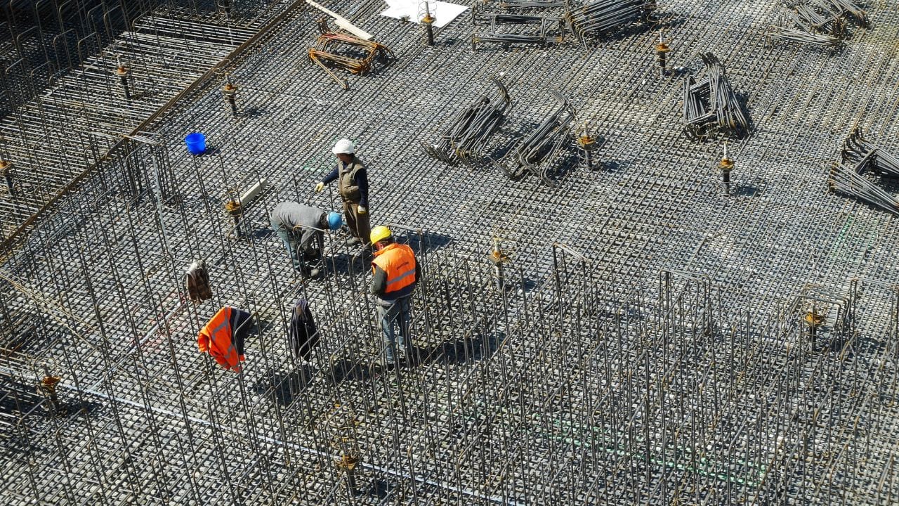 જો ભારતના ઘણા રાજ્યોમાં કોઈ ઘર ગેરકાયદેસર જોવા મળે છે. તેથી વહીવટીતંત્ર તેના પર કાર્યવાહી કરે છે.હાલમાં અમદાવાદના મીની બાંગ્લાદેશ તરીકે ઓળખાતા ચંડોળા તળાવના ડિમોલિશનનો બીજો તબક્કો હાથ ધરવામાં આવ્યો છે. બીજા તબક્કામાં દબાણો હટાવવાની કામગીરી શરુ કરાઈ છે. 