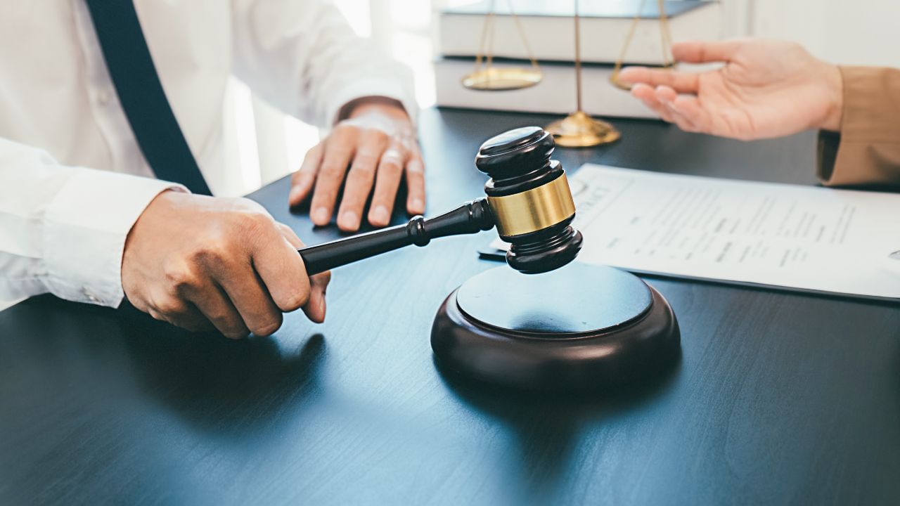 ભારતમાં મુસ્લિમો માટે, વસિયતનામા અને વારસા સંબંધિત બાબતોમાં તેમના પોતાના અંગત કાયદા લાગુ પડે છે. મુસ્લિમ પર્સનલ લો મુજબ, કોઈપણ મુસ્લિમ પોતાની સંપૂર્ણ મિલકત વસિયતમાં આપી શકતો નથી. તે વસિયતનામા દ્વારા કોઈને ફક્ત એક તૃતીયાંશ હિસ્સો આપી શકે છે. બાકીનો બે તૃતીયાંશ ભાગ મુસ્લિમ ઉત્તરાધિકાર નિયમો અનુસાર વારસદારોમાં વહેંચવામાં આવે છે.