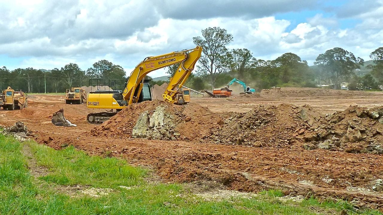  કોઈપણ ગેરકાયદેસર બાંધકામ તોડી પાડતા પહેલા, સંબંધિત માલિકને ઓછામાં ઓછા 15 દિવસ અગાઉ લેખિત સૂચના આપવી જરૂરી છે. આ નોટિસ રજિસ્ટર્ડ પોસ્ટ દ્વારા મોકલવામાં આવશે અને ઇમારતની બહાર ચોંટાડવામાં આવશે. સૂચનામાં આ માહિતી હોય છે. ગેરકાયદે બાંધકામનો પ્રકાર,કયા કાયદા કે નિયમનું ઉલ્લંઘન થયું છે? અને તોડી પાડવાને કારણો.