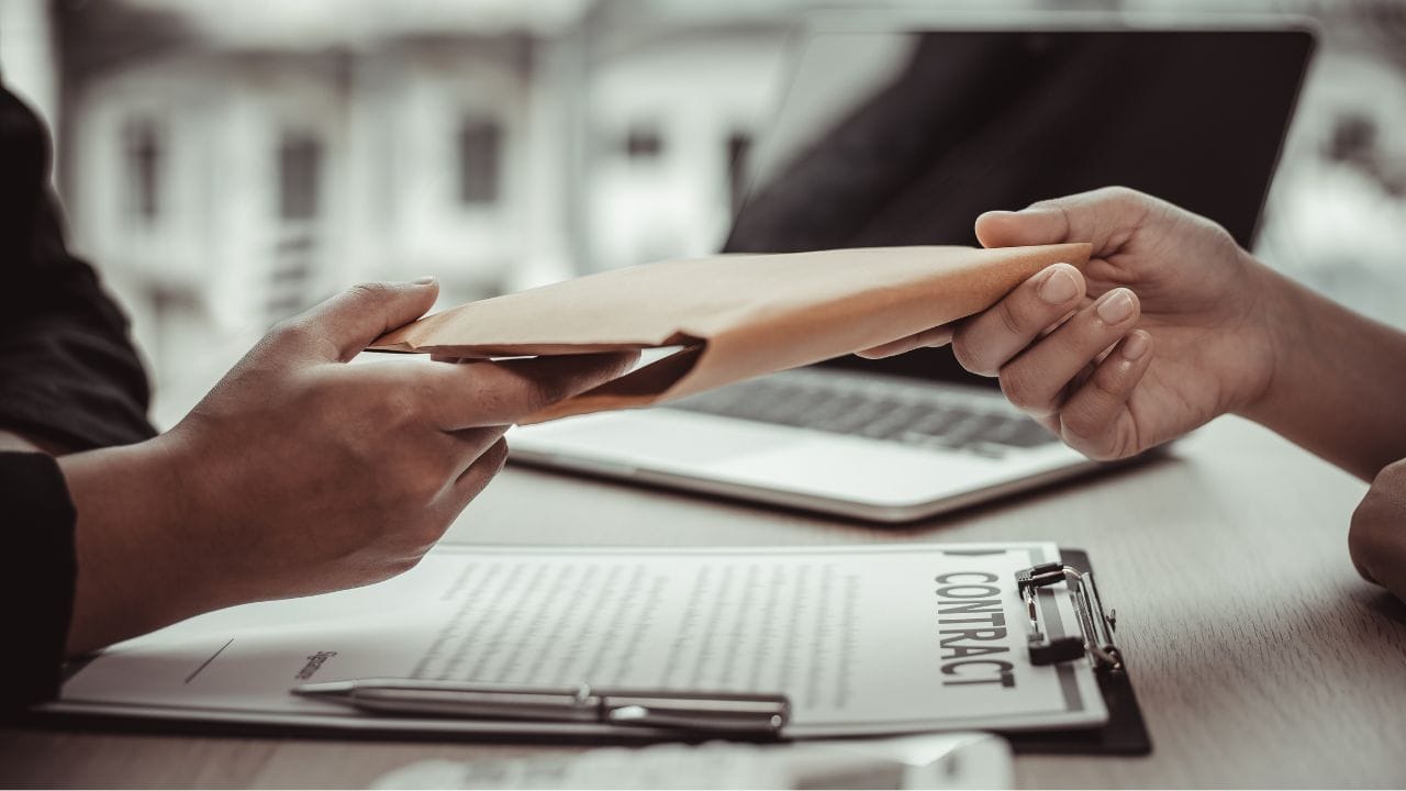 નોટિસ મળ્યા પછી, માલિકને વ્યક્તિગત સુનાવણીની તક આપવામાં આવશે જ્યાં તે પોતાનો દાવો રજૂ કરી શકશે. સુનાવણી પછી, માલિકના વાંધાઓ અને વહીવટીતંત્રના નિર્ણયની વિગતો આપતો અંતિમ આદેશ પસાર કરવામાં આવશે.