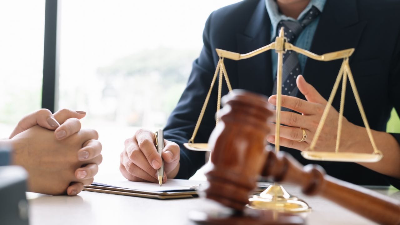 (Disclaimer: જો તમારી પાસે કોઈ ચોક્કસ કેસ હોય તો કાનૂની નિષ્ણાત (વકીલ) ની સલાહ લેવી સલાહભર્યું છે. અહીં આપેલી માહિતી ફક્ત કોર્ટના નિર્ણયો અને કલમોને આધારે આપવામાં આવી છે. તમારે કોઈ કેસ માટે જાણવું હોય તો યોગ્ય વકીલની સલાહ લઈ શકો છો.)(All Image Symbolic)