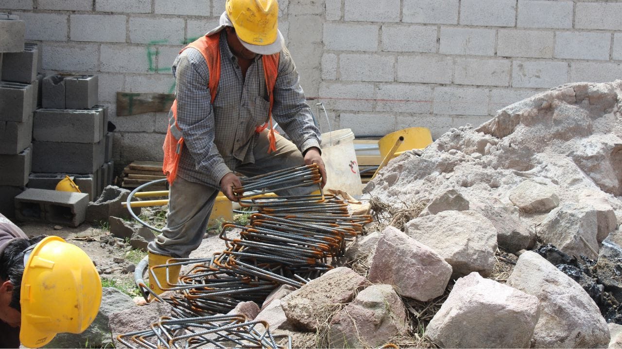 સુપ્રીમ કોર્ટે સ્પષ્ટ કર્યું છે કે રસ્તા, ફૂટપાથ જેવા જાહેર સ્થળોએ ગેરકાયદેસર બાંધકામોના કિસ્સામાં તાત્કાલિક કાર્યવાહી કરી શકાય છે. આવા કિસ્સાઓમાં, 15 દિવસની નોટિસ ફરજિયાત નથી કારણ કે આ બાંધકામો જાહેર સલામતી માટે ખતરો ઉભો કરી શકે છે.