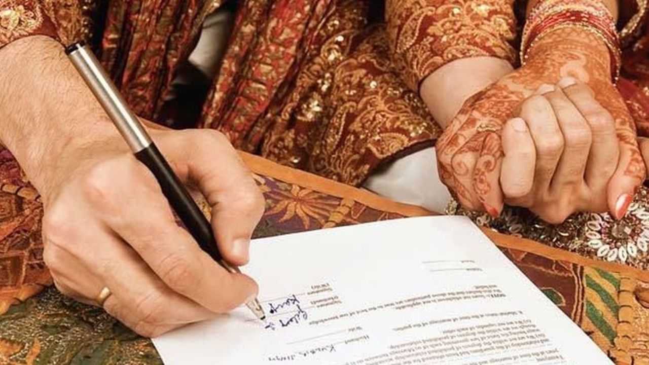 Marriage Certificate માટે જરુરી ડોક્યુમેન્ટ્સ: અરજી ફોર્મ: તે ઓનલાઈન/ઓફલાઈન ભરવાનું રહેશે. ઉંમર પ્રમાણપત્ર જેમ કે: જન્મ પ્રમાણપત્ર, 10મા ધોરણની માર્કશીટ, આધાર કાર્ડ, પાસપોર્ટ વગેરે. ઓળખનો પુરાવો: જેમ કે- આધાર કાર્ડ, પાસપોર્ટ, મતદાર ID, ડ્રાઇવિંગ લાઇસન્સ. રહેઠાણ પ્રમાણપત્ર (સરનામાનો પુરાવો) જેમ કે: વીજળી બિલ, રેશનકાર્ડ, બેંક સ્ટેટમેન્ટ, પાસપોર્ટ. લગ્નનો પુરાવો પંડિત/મૌલવી સાથે હોય તેવો લગ્નનો ફોટો, આમંત્રણ કાર્ડ અથવા પ્રમાણપત્ર.