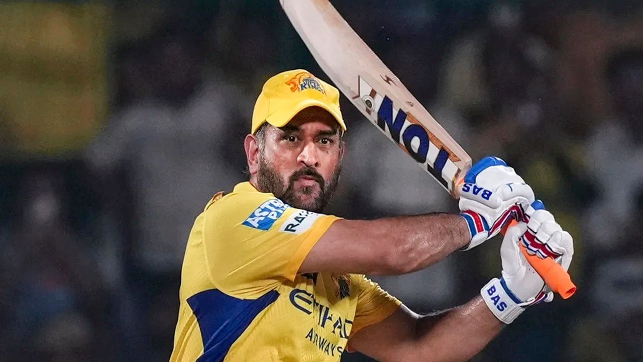 પ્લેઓફમાં સૌથી વધુ રન બનાવવા મામલે બીજા ક્રમે એમએસ ધોની છે. ધોનીએ 23 પ્લેઓફ મેચોમાં 132ના સ્ટ્રાઈક રેટથી 523 રન બનાવ્યા છે.