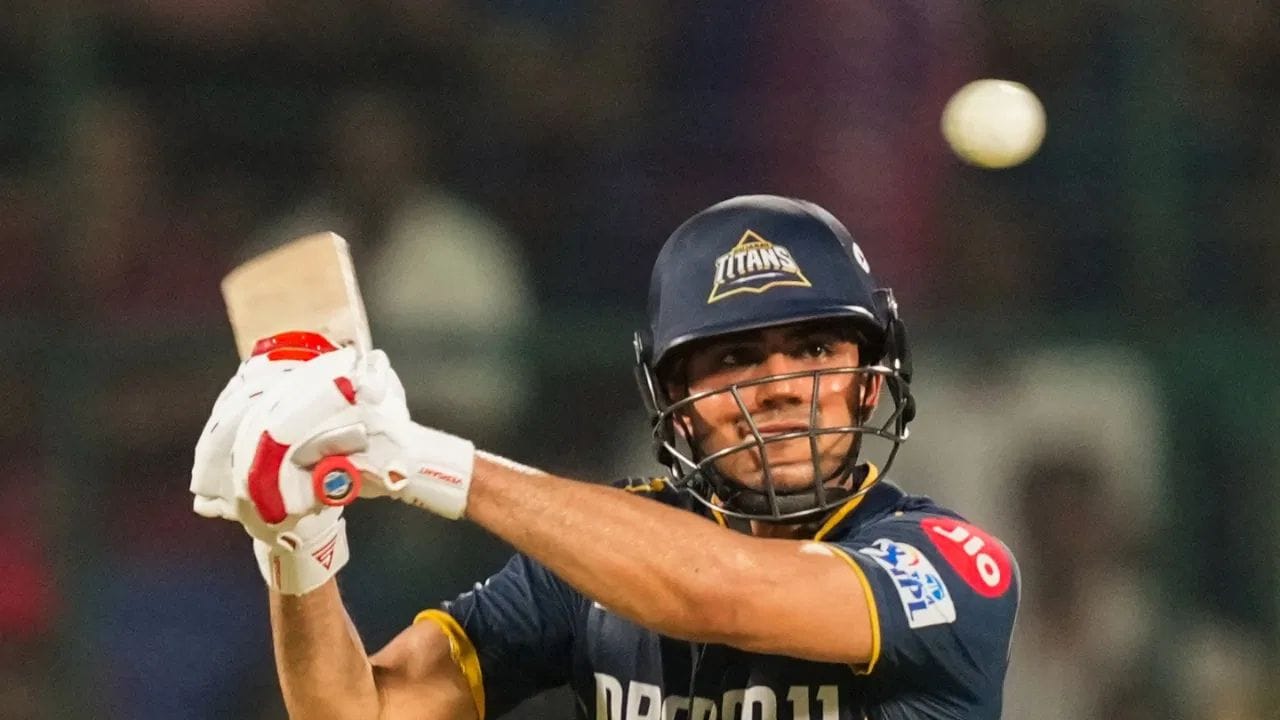 શુભમન ગિલ પ્લેઓફમાં 474 રન સાથે સૌથી વધુ રન બનાવવા મામલે ત્રીજા સ્થાને છે. શુભમને ફક્ત 10 ઈનિંગ્સ રમી છે અને તેનો સ્ટ્રાઈક રેટ પણ 145થી વધુ રહ્યો છે.