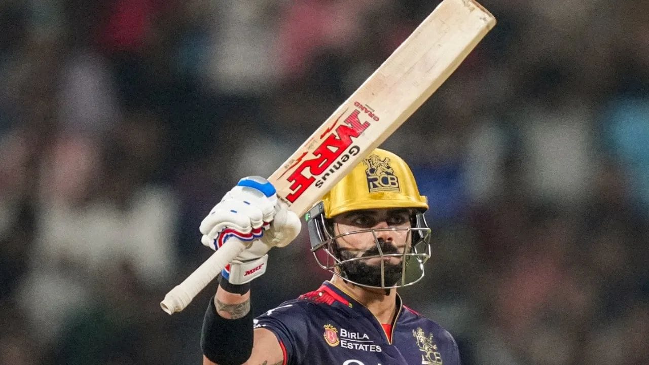 પ્લેઓફમાં વિરાટ કોહલીનો રેકોર્ડ ખૂબ જ ખરાબ છે. કોહલીએ 15 ઈનિંગ્સમાં 121.78ના સ્ટ્રાઈક રેટથી માત્ર 341 રન જ બનાવ્યા છે. તેની એવરેજ પણ 30 કરતા ઓછી છે.