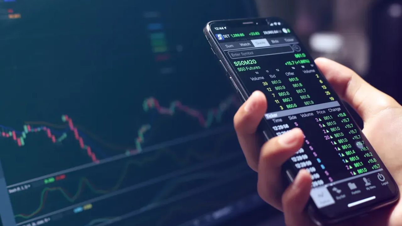 Share Market Today: ભારત-પાકિસ્તાન તણાવને કારણે, આજે એટલે કે બુધવાર, 7 મેના રોજ ભારતીય શેરબજારની શરૂઆત પહેલા તીવ્ર ઘટાડો જોવા મળ્યો. સવારના શરૂઆત પહેલા બજારમાં નબળાઈ જોવા મળી હતી, અને ટ્રેડિંગ શરૂ થતાં જ બજારે રિકવરી મોડ પકડ્યો અને સેન્સેક્સ લીલા નિશાન પર પાછો ફર્યો. સવારે 9.34 વાગ્યે, BSE સેન્સેક્સ લગભગ 160 પોઈન્ટ ઉછળીને 80,841.69 પર પહોંચી ગયો. તે જ સમયે, નિફ્ટી પણ 24,443.00 ના સ્તરે ટ્રેડ કરી રહ્યો છે.