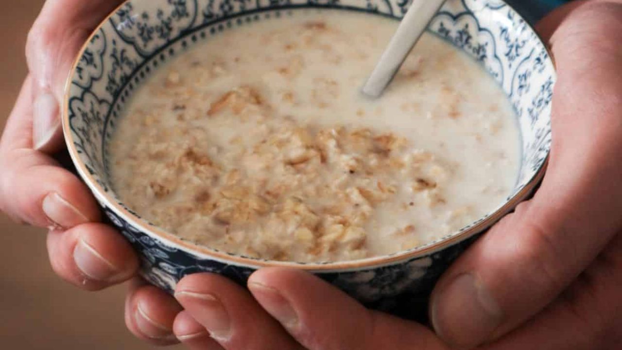 ખનિજોના શોષણમાં અવરોધ આવી શકે છે: ઓટ્સમાં ફાયટીક એસિડ હોય છે. જે કેલ્શિયમ, આયર્ન અને ઝીંક જેવા ચોક્કસ ખનિજોના શોષણને અટકાવી શકે છે. આ સમસ્યાનો ઉકેલ છે. ઓટ્સને પલાળીને ખાવાથી તેમાં ફાયટીક એસિડનું પ્રમાણ ઘટાડવામાં મદદ મળી શકે છે.
