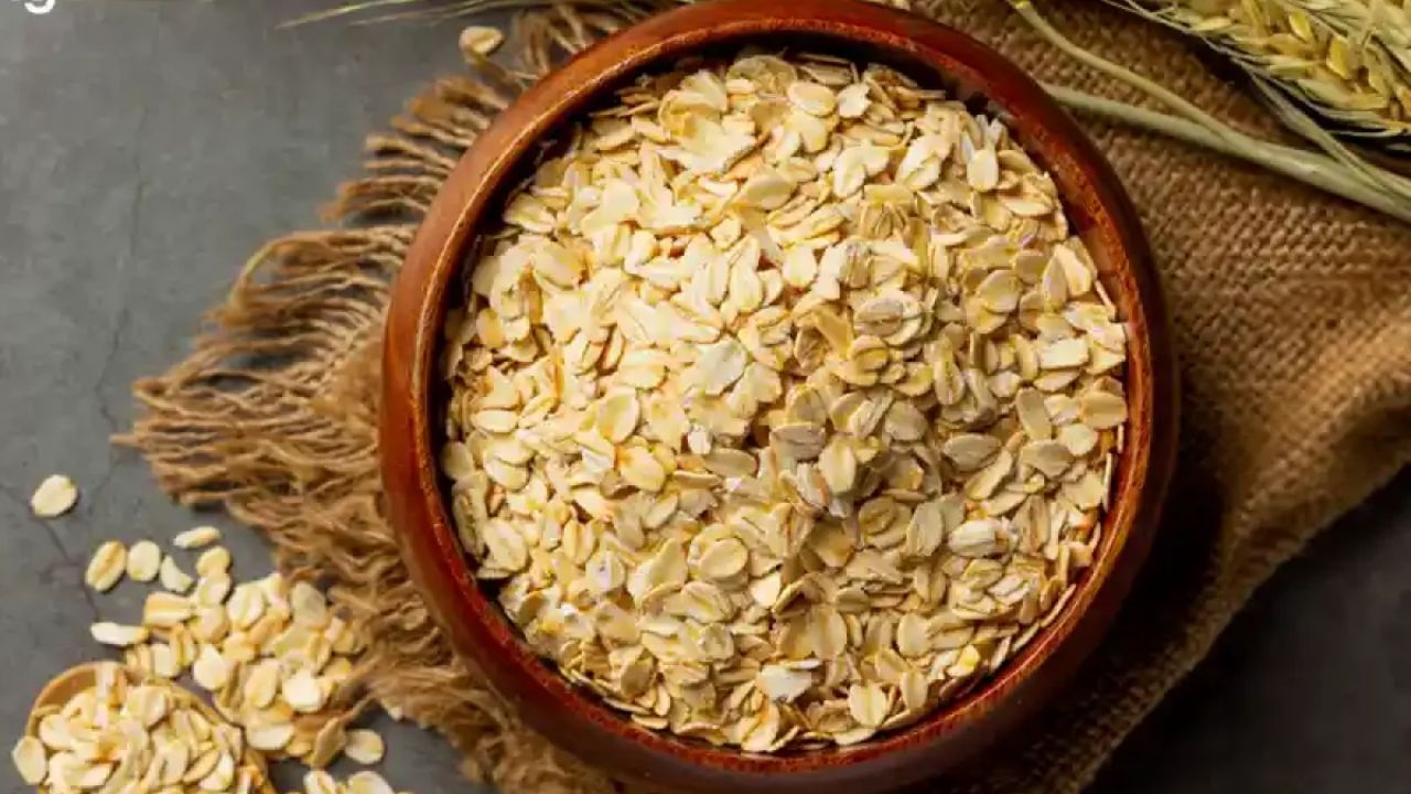 વજનમાં વધારો: ઓટ્સ માત્ર પૌષ્ટિક તો છે જ, પણ તેમાં કેલરી પણ વધુ હોય છે. તેથી દરરોજ ઓટ્સ ખાવાનો એક ગેરલાભ એ છે કે તેનાથી વજન વધી શકે છે. જ્યારે તમે તમારા કેલરી કંટ્રોલ કરી રહ્યા હોય ત્યારે નિયમિતપણે તેને ખાવાનું ટાળો.
