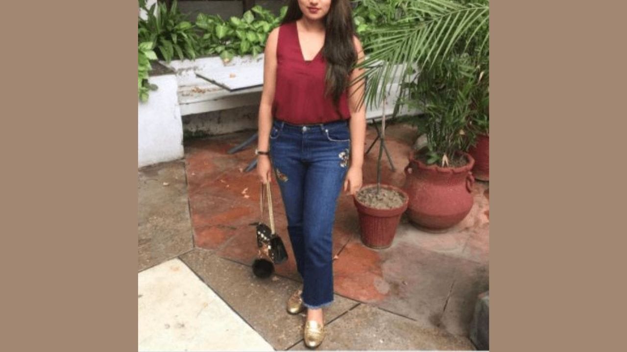 વર્ટિકલ પેટર્ન પસંદ કરો: વર્ટિકલ પટ્ટાઓ અથવા પેટર્નવાળા કપડાં પહેરવાથી તમે ઉંચા દેખાશો. મોટા પ્રિન્ટ અથવા પહોળા આડા પટ્ટાવાળા કપડાં પહેરવાનું ટાળો. યોગ્ય ફિટ પસંદ કરો: તમારા શરીરને સારી રીતે ફિટ થતા કપડાં પહેરો. ખૂબ ઢીલા કે બેગી કપડાં તમને ટૂંકા દેખાડી શકે છે. તમારા પર ટેલર કરેલા કપડાં સૌથી સારા લાગશે.