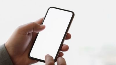 જ્યારે પણ આપણે નવો સ્માર્ટફોન ખરીદીએ છીએ, ત્યારે આપણું બધું ધ્યાન કેમેરા કેવો છે, બેટરી કેટલી ચાલશે અથવા પ્રોસેસર કેટલું ઝડપી છે તેના પર હોય છે. પરંતુ શું તમે ક્યારેય વિચાર્યું છે કે તમારા ફોનમાં એક કરતાં વધુ માઇક્રોફોન કેમ છે? શું એક માઇક્રોફોન પૂરતો નથી? અહીં અમે તમને જણાવીશું કે ફોનમાં બે માઇક્રોફોન કેમ હોય છે.