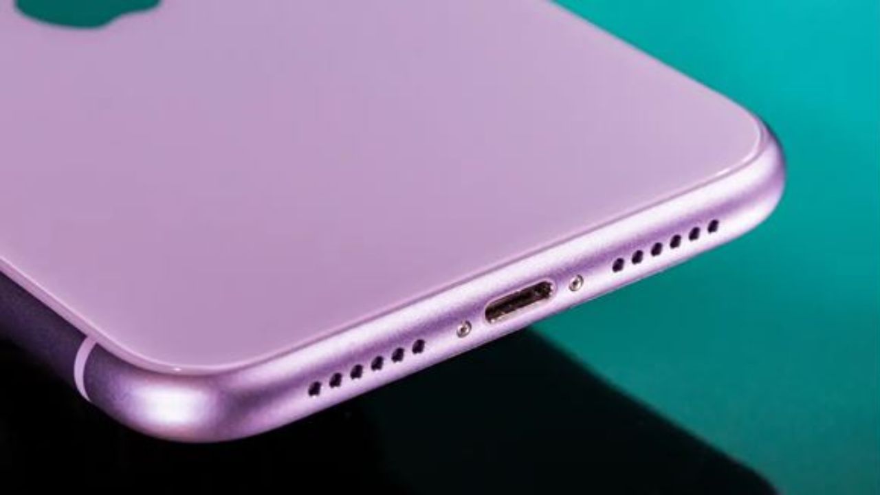 કેટલાક મોંઘા ફોનમાં ત્રીજું માઇક્રોફોન પણ હોય છે, જે વિડીયોમાં 3D ઑડિઓ રેકોર્ડ કરે છે.