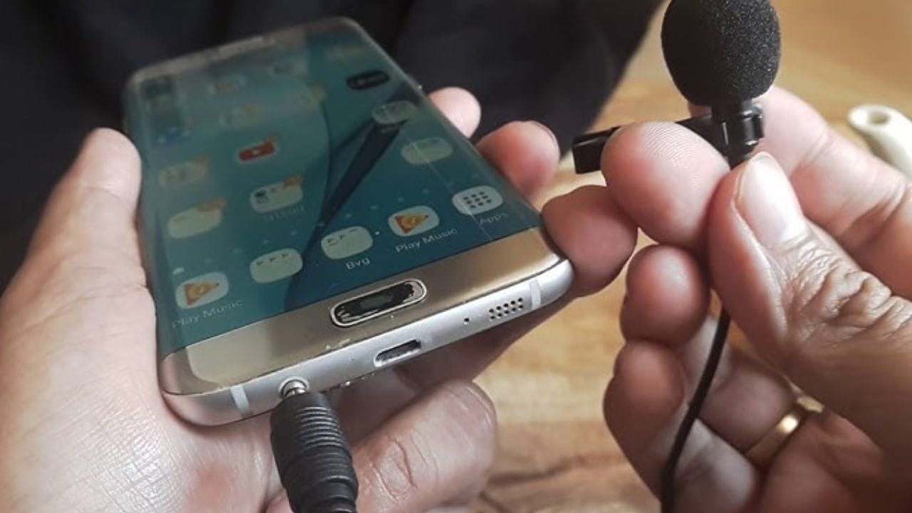 જ્યારે તમે કૉલ કરો છો અથવા વૉઇસ રેકોર્ડિંગ કરો છો, ત્યારે ફક્ત તમારો અવાજ જ નહીં પરંતુ આસપાસનો અવાજ પણ રેકોર્ડ થાય છે. જો ફોનમાં ફક્ત એક જ માઇક્રોફોન હોય, તો તે તમારા અવાજ અને તમારી આસપાસ થતા અવાજને મિશ્રિત રીતે મોકલે છે. પરિણામ? બીજી બાજુનો વ્યક્તિ તમને સ્પષ્ટ રીતે સાંભળી શકતો નથી.