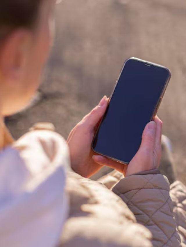 સેકન્ડ હેન્ડ સ્માર્ટફોનમાં તમને કોઈ વોરંટી કે સેવા મળતી નથી. જો ફોનમાં કોઈ સમસ્યા હોય, તો તમારે તેને ઠીક કરવા માટે જાતે પૈસા ખર્ચવા પડશે. નવો ફોન ખરીદતી વખતે, તમને કંપનીની ગેરંટી અને સેવા મળે છે. જે સેકન્ડ હેન્ડ ફોનમાં ઉપલબ્ધ નથી.