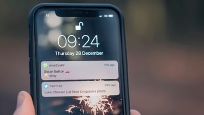 તમારા મોબાઇલ ફોનમાં ડેટા ચાલુ કરતાની સાથે જ એક બાદ એક ઘણી નોટિફિકેશન આવવા લાગે છે. ત્યારે ફોનમાં ઘણી એવી નોટિફિકેશનની જરૂર નથી. આ નકામી નોટિફિકેશન છે જે ફોનમાં આવતી રહે છે. ઘણી એપ્સ એવી છે જે સતત નોટિફિકેશન મોકલતી રહે છે. હવે નોટિફિકેશન વાંરવા આવવાથી આપણુ ધ્યાન તેમાં ને તેમા રહે છે અને આપણો ડેટા પણ વેડફાય છે. ત્યારે જો તમે પણ ફોનમાં અવાર-નવાર આવતી નોટિફિકેશનથી પરેશાન છો તો આ ટ્રિક આજમાવી શકો છો.