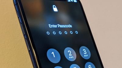 દરેક વ્યક્તિ સ્માર્ટફોન પર લોક રાખે છે. કારણ કે આપણે ઘણી બધી અંગત અને મહત્વપૂર્ણ વસ્તુઓ આપણા ફોનમાં સેવ રાખીએ છીએ. આપણે ઇચ્છીએ છીએ કે કોઈને આ વસ્તુઓ ન દેખાય. તમારા મોબાઈલને લોક કરવો એ એક વિકલ્પને બદલે જરૂરિયાત બની ગઈ છે. પરંતુ જ્યારે તમે તમારો પાસકોડ ભૂલી જાઓ છો ત્યારે શું થાય છે? જો આવું થાય છે, તો તમારા બધા ડેટાને પણ નુકસાન થઈ શકે છે. કારણ કે એકવાર પાસકોડ ભૂલી ગયા પછી, તેને પુનઃપ્રાપ્ત કરવું ખૂબ મુશ્કેલ બની જાય છે.