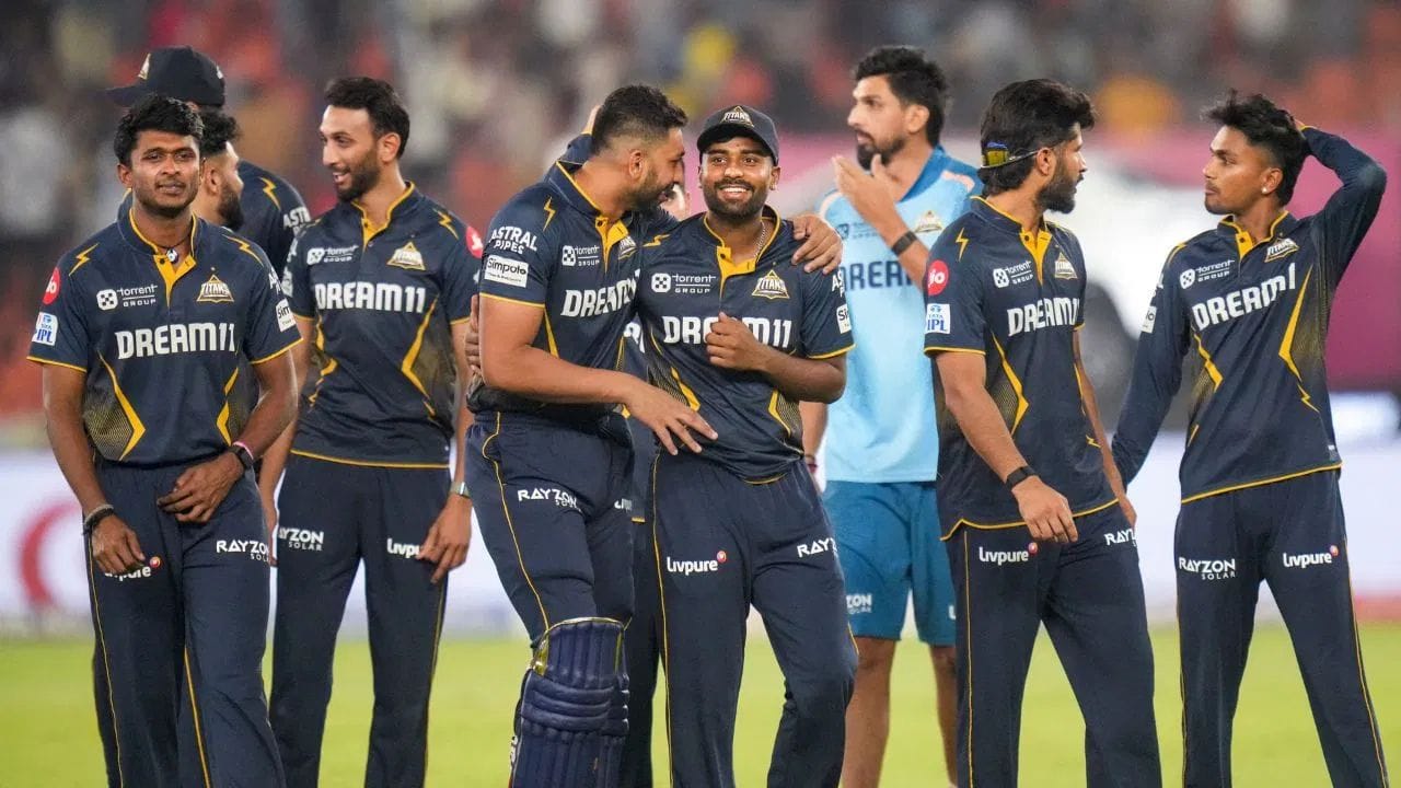 આ સિઝનમાં પોઈન્ટ ટેબલમાં ટોચ પર રહેલા ગુજરાત ટાઈટન્સને પ્લેઓફમાં પહોંચવા માટે ફક્ત એક જીતની જરૂર છે. GT પાસે હજુ ત્રણ મેચ બાકી છે. જો તે આમાંથી એક પણ મેચ જીતે છે, તો તેના 18 પોઈન્ટ થશે અને તે સરળતાથી પ્લેઓફમાં પહોંચી જશે. જોકે, આ દરમિયાન, તેમને રન રેટ પર ખાસ ધ્યાન આપવું પડશે, કારણ કે રન રેટની દ્રષ્ટિએ તેઓ મુંબઈ ઈન્ડિયન્સથી પાછળ છે.