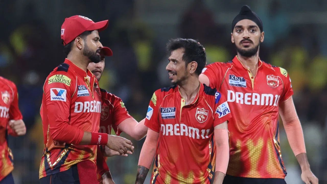 પંજાબ કિંગ્સની ત્રણ મેચ બાકી છે અને પ્લેઓફમાં પહોંચવા માટે બે મેચ જીતવાની જરૂર છે. PBKS પાસે હાલમાં 11 મેચમાં 15 પોઈન્ટ છે. આવી સ્થિતિમાં, તેણે કોઈપણ કિંમતે બે મેચ જીતવી પડશે. જો તેઓ માત્ર એક જ મેચ જીતે છે, તો તેમના માટે પ્લેઓફમાં પહોંચવું સરળ રહેશે નહીં, કારણ કે પાંચ ટીમો 17 કે તેથી વધુ પોઈન્ટ મેળવી શકે છે. જો પંજાબ કિંગ્સ ત્રણેય મેચ હારી જાય, તો પણ પ્લેઓફમાં પહોંચવાની થોડી આશા રહેશે, પરંતુ આ માટે તેમને અન્ય ટીમો પર આધાર રાખવો પડશે.  