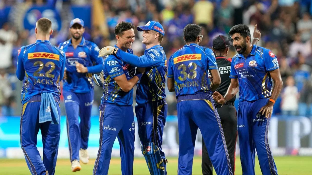 મુંબઈ ઈન્ડિયન્સ હાલમાં 12 મેચોમાં 14 પોઈન્ટ સાથે પોઈન્ટ ટેબલમાં ચોથા સ્થાને છે. હવે, પ્લેઓફમાં પહોંચવા માટે તેને તેની બંને મેચ જીતવી પડશે. આ ઉપરાંત, તેને અન્ય ટીમોના પરિણામો પર પણ આધાર રાખવો પડશે. જોકે, MIનો રન રેટ સારો છે.