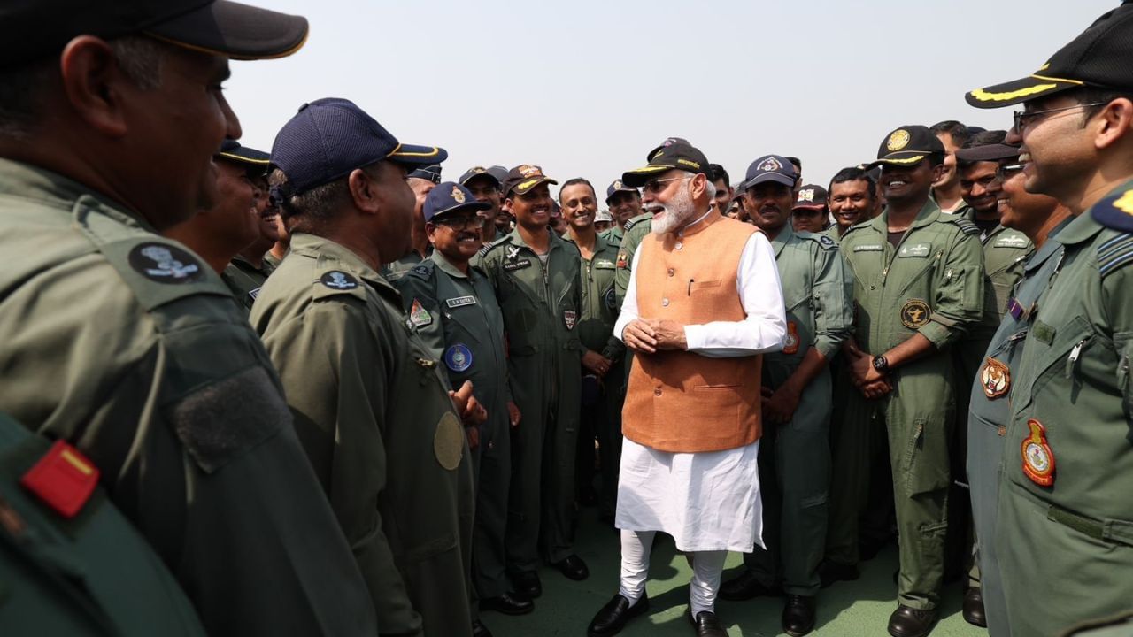 પ્રવાસની ઘણી તસવીરો સામે આવી છે. એક તસવીરમાં પીએમ મોદીની પાછળ એક ભારતીય ફાઇટર પ્લેનનો ફોટો દેખાય છે અને તેની ઉપર લખ્યું છે - દુશ્મન પાઇલટ્સ બરાબર સૂઈ શકતા નથી કેમ?