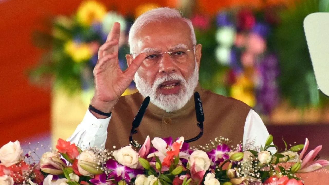 એવું કહેવામાં આવ્યું હતું કે વડાપ્રધાન મોદી આજે વહેલી સવારે આદમપુર એરબેઝ પહોંચ્યા હતા. તેમણે વાયુસેનાના બહાદુર સૈનિકો સાથે પણ વાત કરી હતી. આ દરમિયાન વાયુસેનાના સૈનિકોએ વર્તમાન પરિસ્થિતિ વિશે માહિતી આપી હતી.