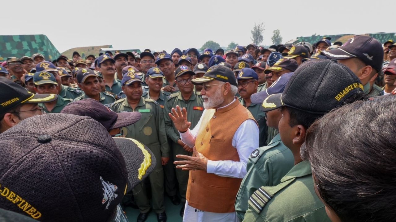 PM મોદીએ આ અંગે ટ્વિટ કર્યું છે અને લખ્યું છે કે આજે સવારે, હું AFS આદમપુર ગયો અને આપણા બહાદુર વાયુસેના યોદ્ધાઓ અને સૈનિકોને મળ્યો. હિંમત, દૃઢનિશ્ચય અને નિર્ભયતાનું પ્રતીક એવા લોકો સાથે રહેવું ખૂબ જ ખાસ અનુભવ હતો. ભારત આપણા સશસ્ત્ર દળોનો આપણા રાષ્ટ્ર માટે જે કંઈ કરે છે તેના માટે હંમેશા આભારી રહેશે.