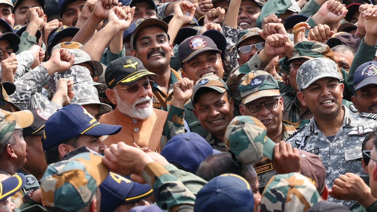'ઓપરેશન સિંદૂર' દ્વારા પાકિસ્તાન અને તેના દ્વારા આશ્રય પામેલા આતંકવાદીઓને પાઠ ભણાવ્યા બાદ, વડાપ્રધાન નરેન્દ્ર મોદી મંગળવારે પંજાબના આદમપુર એરબેઝ પહોંચ્યા. અહીં તેઓ સેનાના જવાનોને મળ્યા.