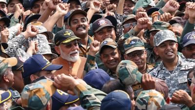 'ઓપરેશન સિંદૂર' દ્વારા પાકિસ્તાન અને તેના દ્વારા આશ્રય પામેલા આતંકવાદીઓને પાઠ ભણાવ્યા બાદ, વડાપ્રધાન નરેન્દ્ર મોદી મંગળવારે પંજાબના આદમપુર એરબેઝ પહોંચ્યા. અહીં તેઓ સેનાના જવાનોને મળ્યા.