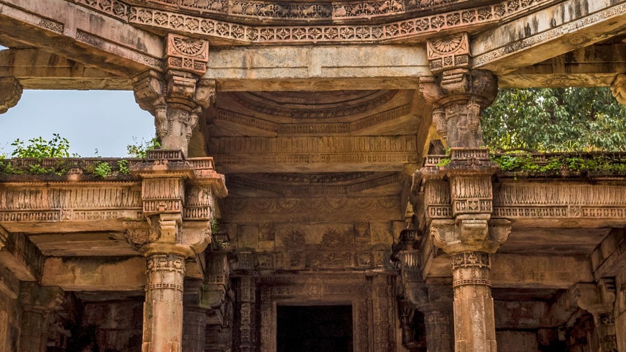 અમદાવાદની અડાલજની વાવ પ્રી વેડિંગફોટોશૂટ માટે બેસ્ટ લોકેશન છે. આ વાવ ગુજરાતની ઐતિહાસિક અને સ્થાપત્ય કળાનું અદ્વિતીય નમૂનો છે.અડાલજની વાવ તો ટુરિસ્ટમાં પણ ફેમસ છે.