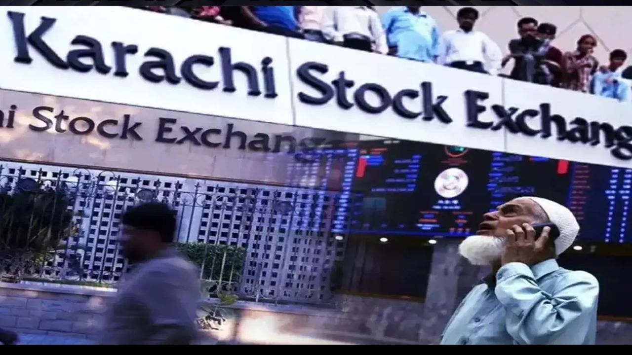 અગાઉ એપ્રિલ મહિના દરમિયાન, KSE-100 ઇન્ડેક્સ 6% થી વધુ ઘટ્યો હતો, જે ઓગસ્ટ 2023 પછી એક મહિનામાં સૌથી મોટો ઘટાડો હતો. આ વર્ષે કરાચી સ્ટોક ઇન્ડેક્સ અત્યાર સુધીમાં 1.1% નીચે આવ્યો છે, જ્યારે ગયા વર્ષ 2024માં તેમાં 86% નો વધારો જોવા મળ્યો હતો. છેલ્લા 22 વર્ષમાં પાકિસ્તાનના શેરબજારમાં આ સૌથી મોટો ઉછાળો હતો, જેના કારણે વૈશ્વિક રોકાણકારોનો રસ વધ્યો હતો, પણ હવે મોટા ઘટાડા બાદ પાકિસ્તાની રોકાણકારોને રડવાનો વારો આવી ગયો છે.