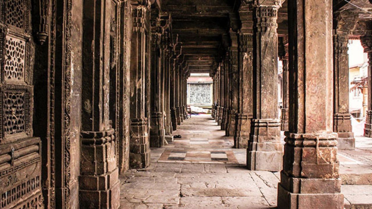 કેટલાક ઇતિહાસકારો તેને “મહેલના હજીરા” તરીકે પણ ઓળખાવે છે, કારણ કે આ જગ્યાને પ્રથમ મહેલ સમાન સ્થાપત્યો વડે ઘેરવામાં આવી હતી. (Credits: - ahmedabad tourism)