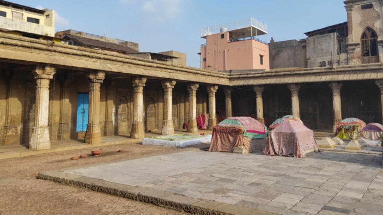 આ આંગણામાં પથ્થરમાં તૈયાર કરેલી કબરો આવેલી છે, જેમાં અહમદ શાહ પ્રથમની રાણીઓ તેમજ ગુજરાત સલ્તનતના અન્ય શાસકોની પત્નીઓ સમાધિ પામેલી છે. આ કબરો પર બારીક કોતરકામ અને મીના તથા ધાતુ વડે શણગાર કરાયેલ શિલ્પો જોવા મળે છે. (Credits: - ahmedabad tourism)