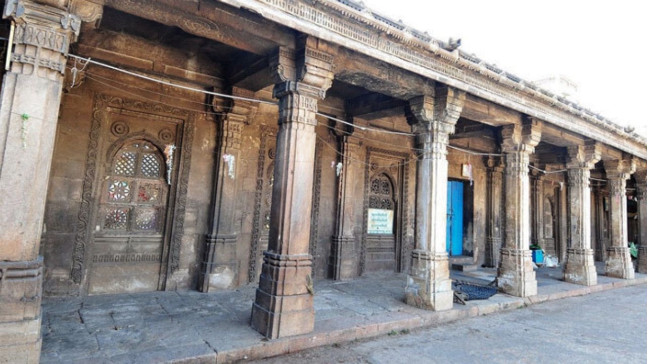 આ સ્થળમાં અરબી અને ગુજરાતી શૈલીનું સંયોજન જોવા મળે છે. અહીંની કબરો ઉપર અદ્ભૂત કોતરણી અને જાળી કામ જોવા મળે છે.પહેલા અહીં ગુંમટ અને પાથરાં મકબરો હતી, પણ British Rajના સમય દરમિયાન તેનું ઘણું નુકસાન થયું. અહીંની કેટલીક કબરો આજે પણ સુંદર કોતરકામ અને લેખ સાથે જોવા મળે છે. (Credits: - ahmedabad tourism)