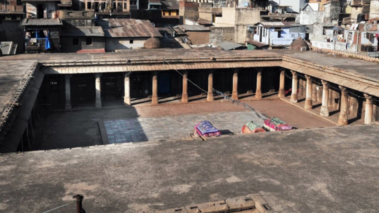 આજકાલ રાણીના હજીરાના વિસ્તારને સ્થાનીક બજાર તરીકે પણ ઓળખવામાં આવે છે. ખાસ કરીને મહિલાઓના શણગાર અને કપડાં માટે પ્રસિદ્ધ છે.તહેવારો દરમિયાન અને ખાસ કરીને રમઝાનમાં આ વિસ્તાર ખુબ જ જીવંત બની જાય છે. ( આ માહિતી વિવિધ ઐતિહાસિક તથ્યો અને સંશોધનો પર આધારિત છે. વિગતવાર માહિતી માટે, ઇતિહાસના પ્રમાણભૂત ગ્રંથો અને સંશોધનોનો અભ્યાસ કરવો ઉચિત રહેશે.) (Credits: - ahmedabad tourism)