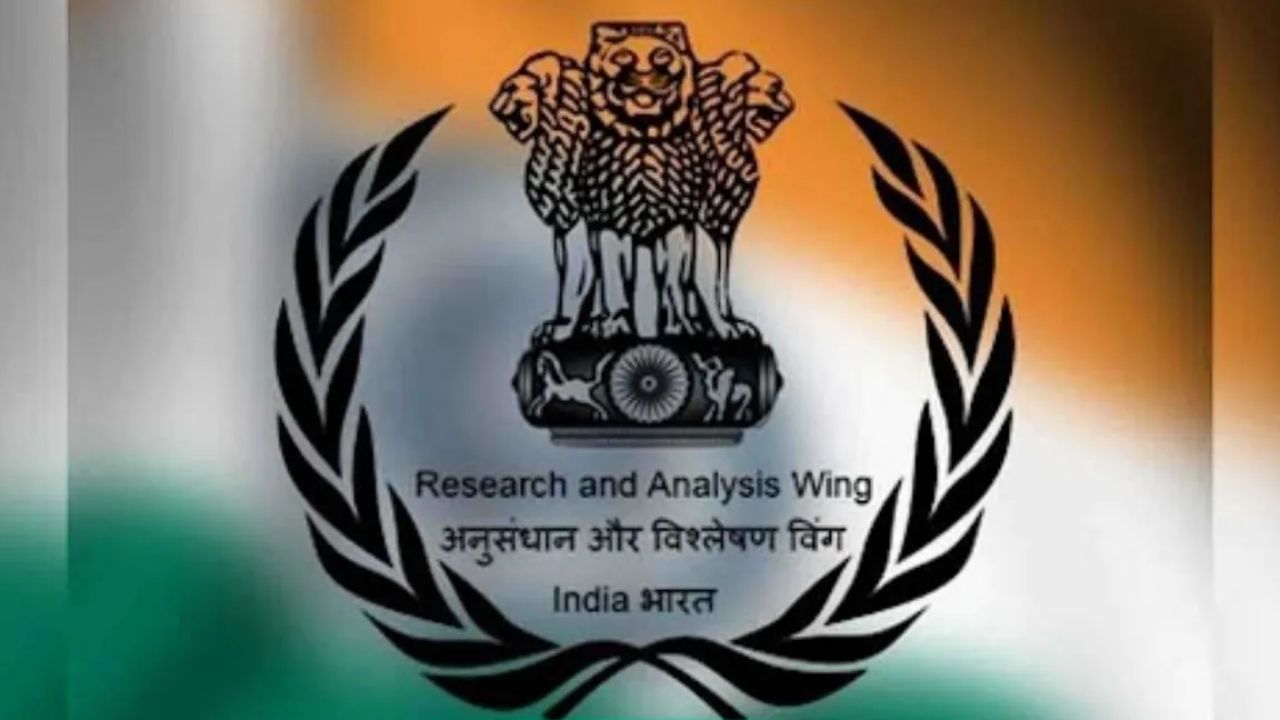 RAW નું કામ ખૂબ જ ગુપ્ત હોય છે, તેથી RAW એજન્ટોના પગાર સંબંધિત કોઈ ડેટા જાહેર નથી. પરંતુ IAS, IPS અધિકારીઓ અને અન્ય ઉચ્ચ અધિકારીઓના પગાર માળખાના આધારે તેમના પગારનો અંદાજ લગાવી શકાય છે. હવે RAW એજન્ટો ગુપ્ત રીતે રહે છે, પછી તેઓ કોના ખાતામાં અને કેવી રીતે તેમનો પગાર મેળવે છે. વાસ્તવમાં, RAW એજન્ટોની ઓળખ બહાર અલગ હોય છે, પરંતુ સરકારી દસ્તાવેજોમાં તેમના રિયલ નામ હોય છે. તેમનો પગાર આ નામે મોકલવામાં આવે છે.