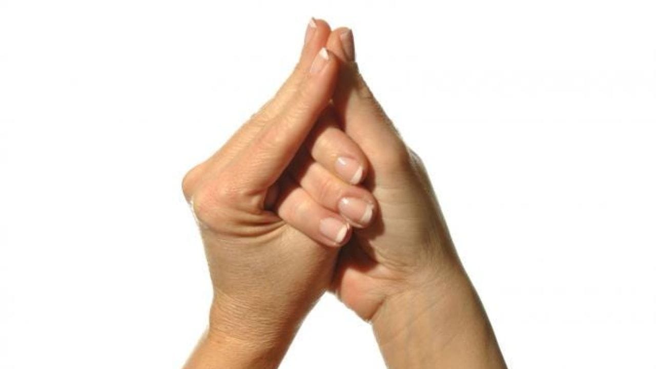 શંખ મુદ્રા: શાંત જગ્યાએ તમારી કરોડરજ્જુ સીધી રાખીને બેસો. તમારી આંખો બંધ કરો અને સામાન્ય રીતે શ્વાસ લો. શંખ મુદ્રા બનાવવા માટે જમણા હાથની ચાર આંગળીઓને ડાબા અંગૂઠાની આસપાસ લપેટી લો. પછી ડાબા હાથની પહેલી આંગળીને જમણા હાથના અંગૂઠાની ટોચ પર લાવો. ડાબી હથેળીની બાકીની ત્રણ આંગળીઓ જમણી હથેળીની પાછળ મૂકો.
હાથ ઉલટાવીને આ મુદ્રાનો અભ્યાસ કરો. આ લાગણીને નાભિ પાસે રાખો. આ મુદ્રા સવારે કરવી જોઈએ.