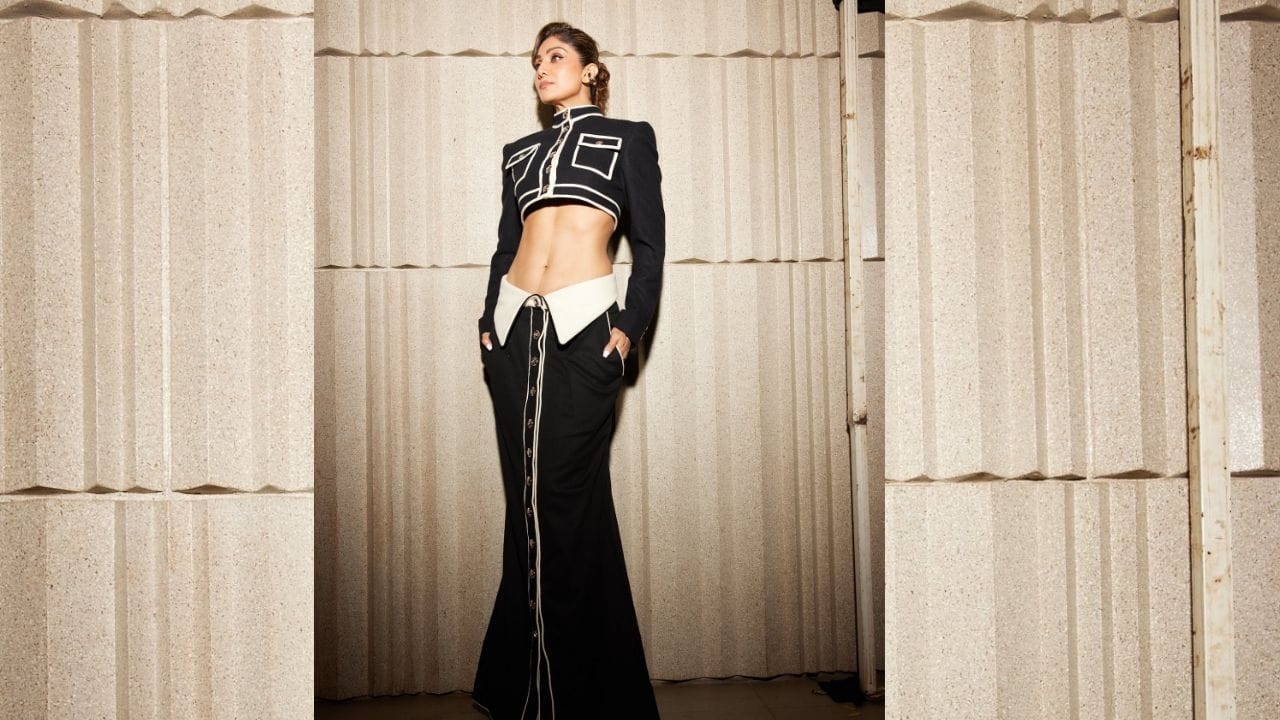  બ્લેક જેકેટ સ્ટાઇલના ક્રોપ ટોપ અને ટ્રાઉઝરમાં જોવા મળેલી શિલ્પા શેટ્ટી ખૂબ જ સ્ટાઇલિશ લાગી રહી હતી.