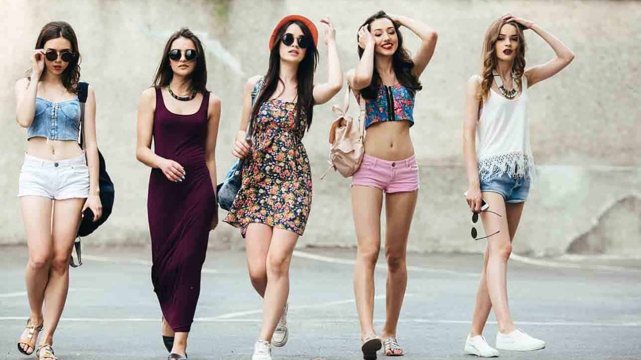 વી-નેક ટોપ પહેરો: વી-નેકલાઇન આંખોને ઉપર અને નીચે ખેંચે છે અને તમારા શરીરનો ઉપરનો ભાગ લાંબો દેખાય છે. આ તમારા દેખાવને સંતુલિત કરવામાં મદદ કરે છે. મોટી બેગ ટાળો. મોટી હેન્ડબેગ તમને નાના દેખાડી શકે છે. તમારા ફ્રેમ સાથે મેળ ખાતી મધ્યમ કે નાની બેગ પસંદ કરો.