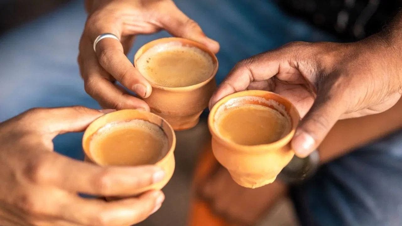 ઉકળતી ચા પીવી: કેટલાક લોકો ચાને 10-15 મિનિટ સુધી ઉકાળે છે જેથી તેનો સ્વાદ વધે અને સારી સુગંધ આવે. જો કે, ખરી વાત તો એ છે કે આવું કરવાથી 'ચા'માં રહેલા ટેનીન અને કેફીનનું પ્રમાણ વધી જાય છે. આનાથી પાચનતંત્રને સીધી અસર થાય છે, આથી આવી સ્થિતિમાં 'ચા'ને વધુ ન ઉકાળો. 