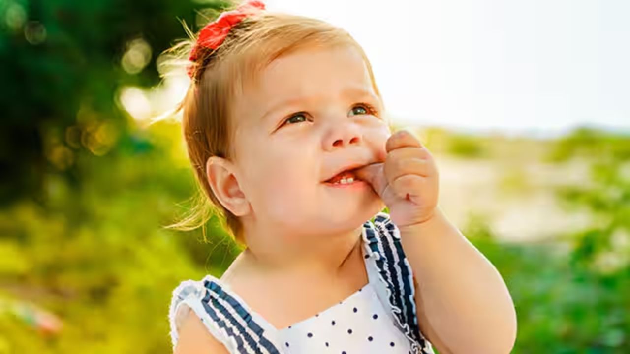 મોંમાં આંગળીઓ નાખવાનું ક્યારે બંધ કરવું જોઈએ?: જો તમારું બાળક 3 થી 4 વર્ષનું છે અને હજુ પણ આંગળી ચૂસી રહ્યું છે, તો તે તેના દાંતના વિકાસને અસર કરી શકે છે. આવી સ્થિતિમાં આ આદતને તાત્કાલિક છોડાવી દો. જો તમારું બાળક આંગળી વધારે ચૂસે છે, તો ત્વચામાં ચેપ અથવા મોઢામાં બેક્ટેરિયા થવાનું જોખમ વધી શકે છે. આવી સ્થિતિમાં આ આદતથી છૂટકારો મેળવવો જરૂરી બની જાય છે. જાહેર સ્થળોએ સ્વચ્છતાની દ્રષ્ટિએ આ આદત સારી નથી.