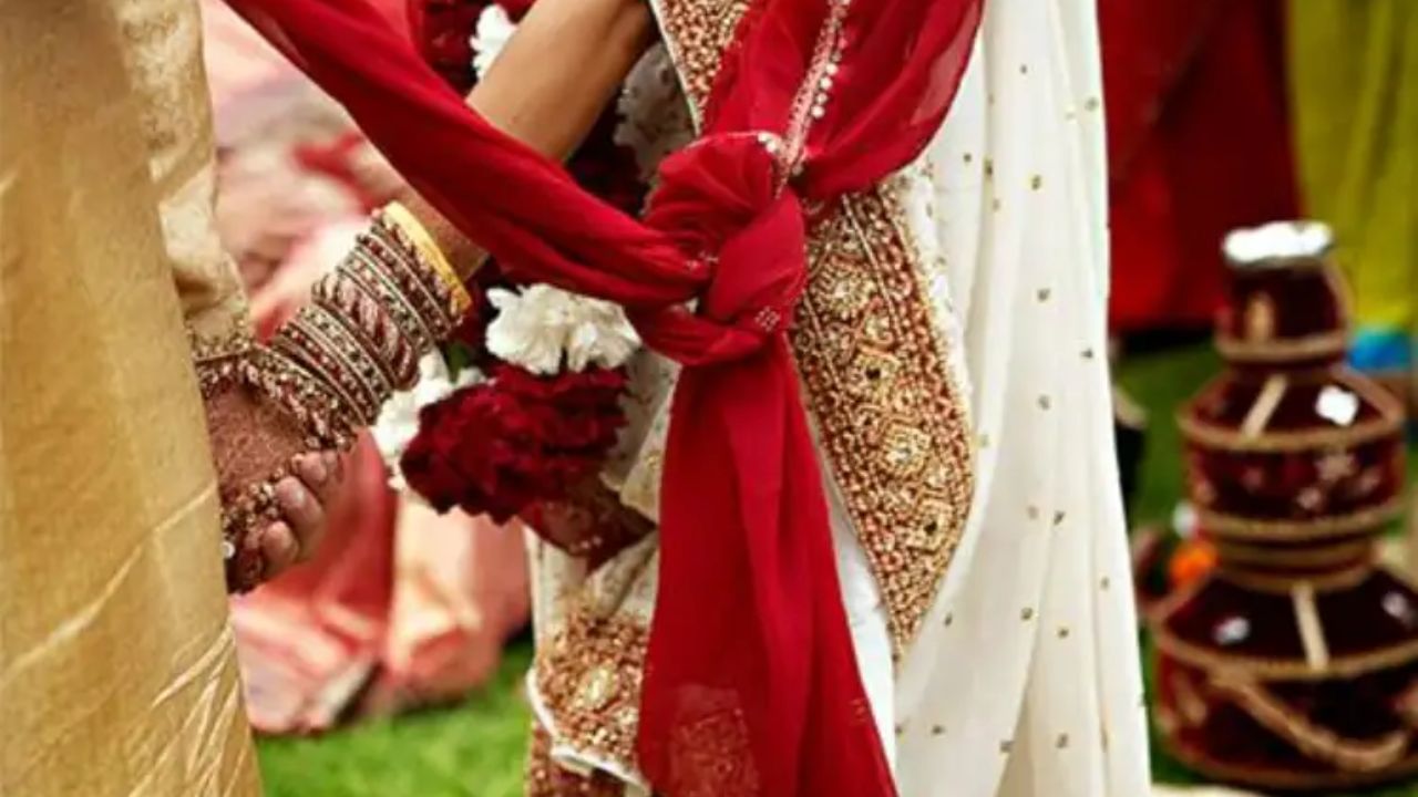 ફૂલ: ફૂલો બધા દેવતાઓને પ્રિય છે. જેમ ફૂલોની સુગંધ દૂર દૂર સુધી ફેલાય છે, તેવી જ રીતે વરરાજા અને કન્યાનું જીવન સમાજમાં સુગંધિત હોવું જોઈએ.
