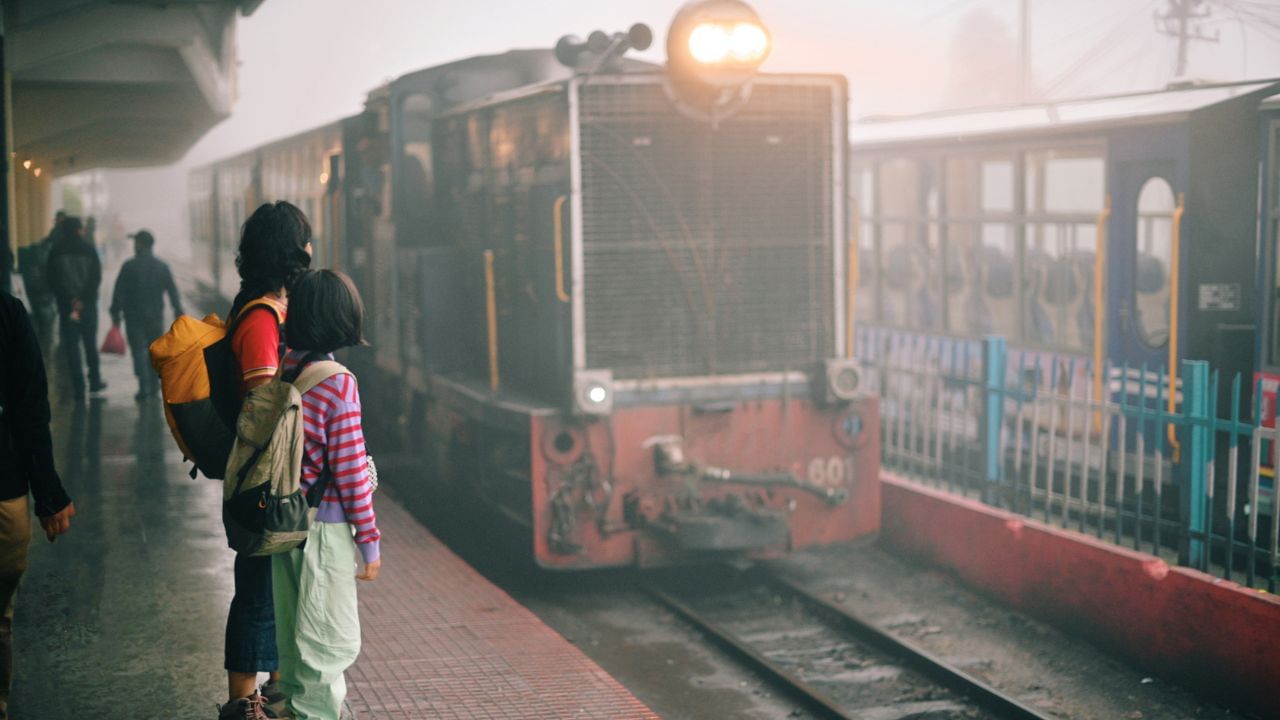 પેસેન્જર અને એક્સપ્રેસ ટ્રેનોના માઈલેજમાં તફાવત થવાનું મુખ્ય કારણ એ છે કે પેસેન્જર ટ્રેનો ઘણા સ્ટેશનો પર સ્ટોપ કરતી હોય છે.  જેના કારણે વારંવાર બ્રેક લગાવવી પડે છે અને એક્સિલરેટરનો ઉપયોગ કરવો પડે છે. બ્રેક અને એક્સિલરેટરના વધુ ઉપયોગથી ઈંધણ વધુ વપરાય છે અને માઈલેજ ઘટે છે. બીજી તરફ, એક્સપ્રેસ ટ્રેનો ઓછા સ્ટોપ સાથે દોડે છે, એટલે બ્રેક અને એક્સિલરેટરનો ઓછો ઉપયોગ થાય છે. અને પરિણામે તે વધુ માઈલેજ આપે છે. ( Credits: Getty Images )